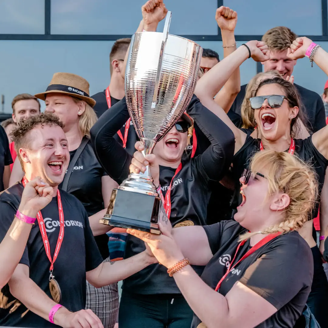 Team mit Pokal